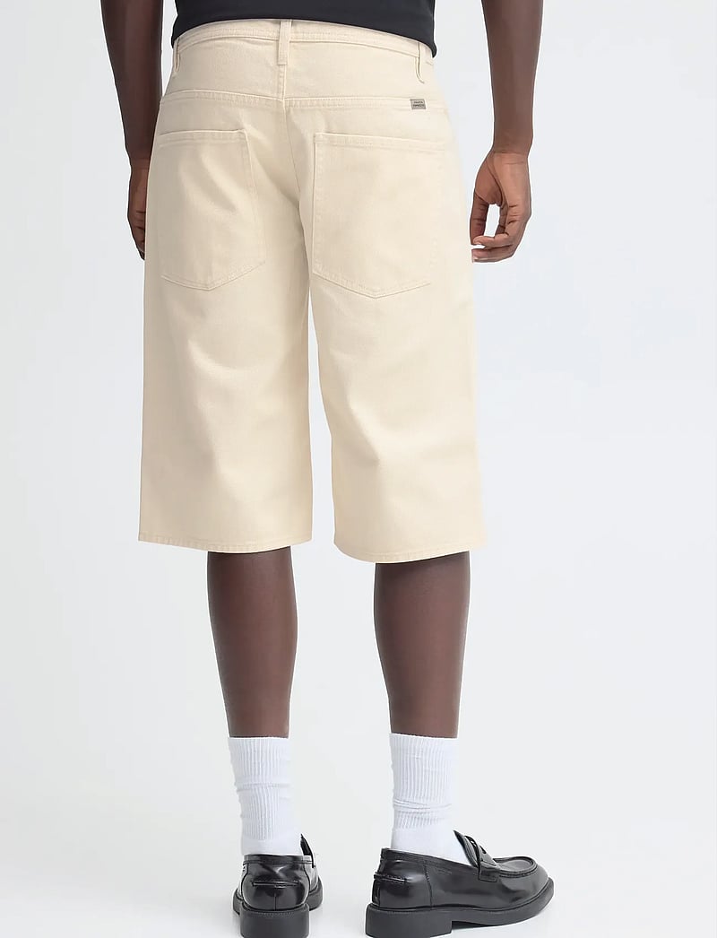 Blend - BHFLAKE LOOSE DENIMSHORTS - lühikesed teksapüksid - denim ecru - 4