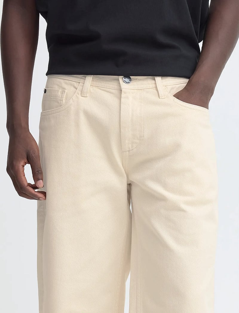Blend - BHFLAKE LOOSE DENIMSHORTS - lühikesed teksapüksid - denim ecru - 5