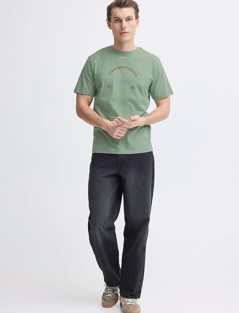Blend - BHKORNELI LOGO S/S TEE - kortärmade t-shirts - granite green - 0
