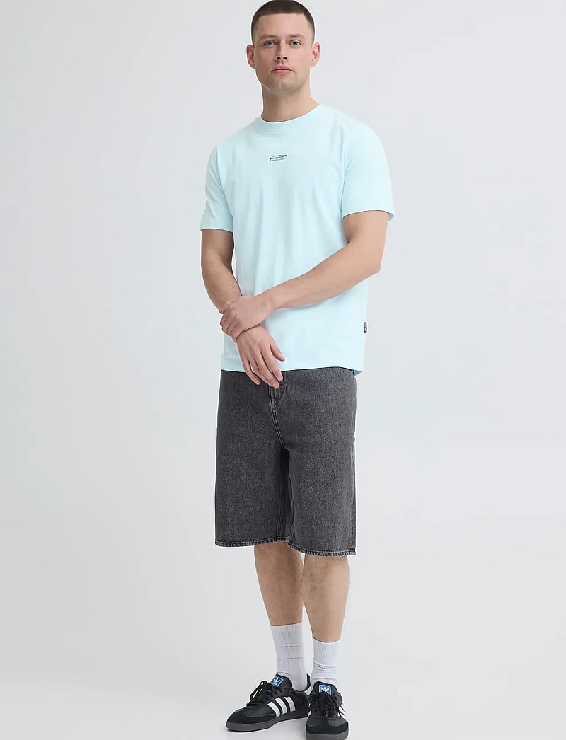 Blend - BHKAMIL EMB S/S TEE - kurzärmelig - blue frost - 0