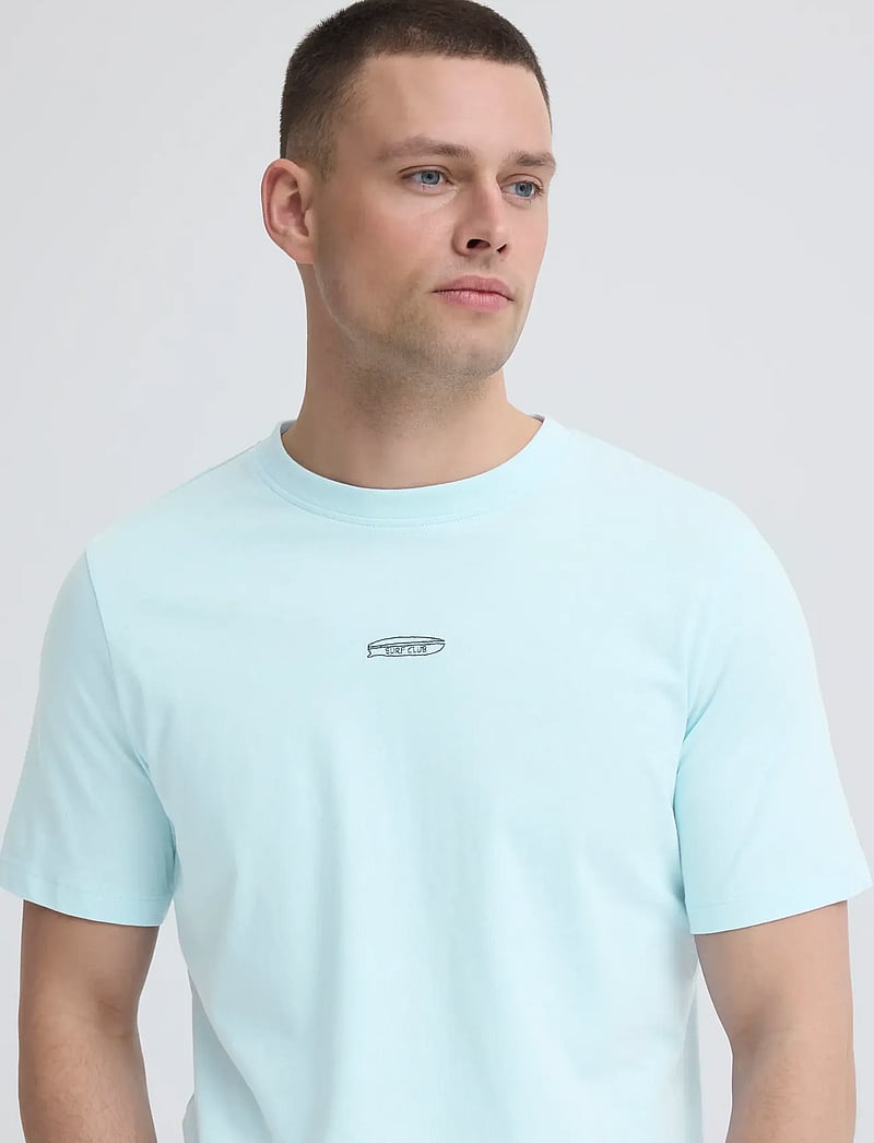 Blend - BHKAMIL EMB S/S TEE - kurzärmelig - blue frost - 4