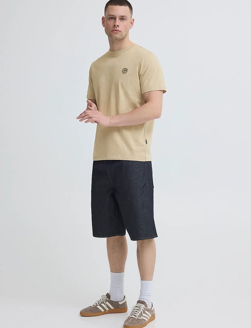 Blend - BHKAMIL EMB S/S TEE - kurzärmelig - crockery - 0