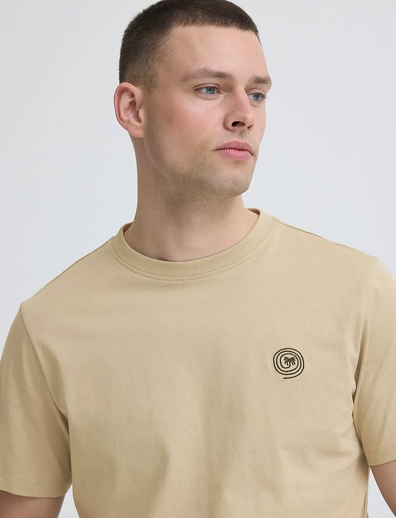 Blend - BHKAMIL EMB S/S TEE - kurzärmelig - crockery - 4