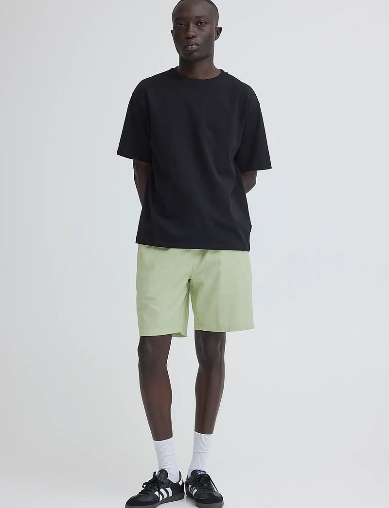 Blend - BHABAN LIN SHORTS PP NOOS - leinen-shorts - fair green - 0