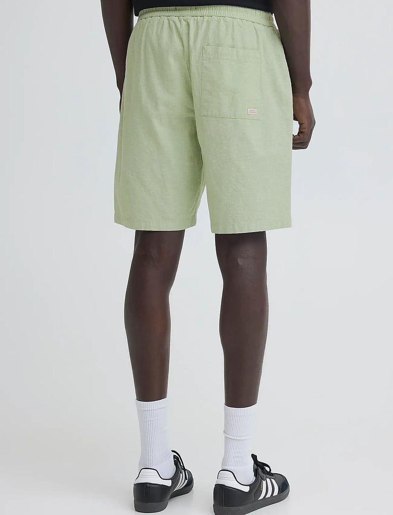 Blend - BHABAN LIN SHORTS PP NOOS - leinen-shorts - fair green - 3