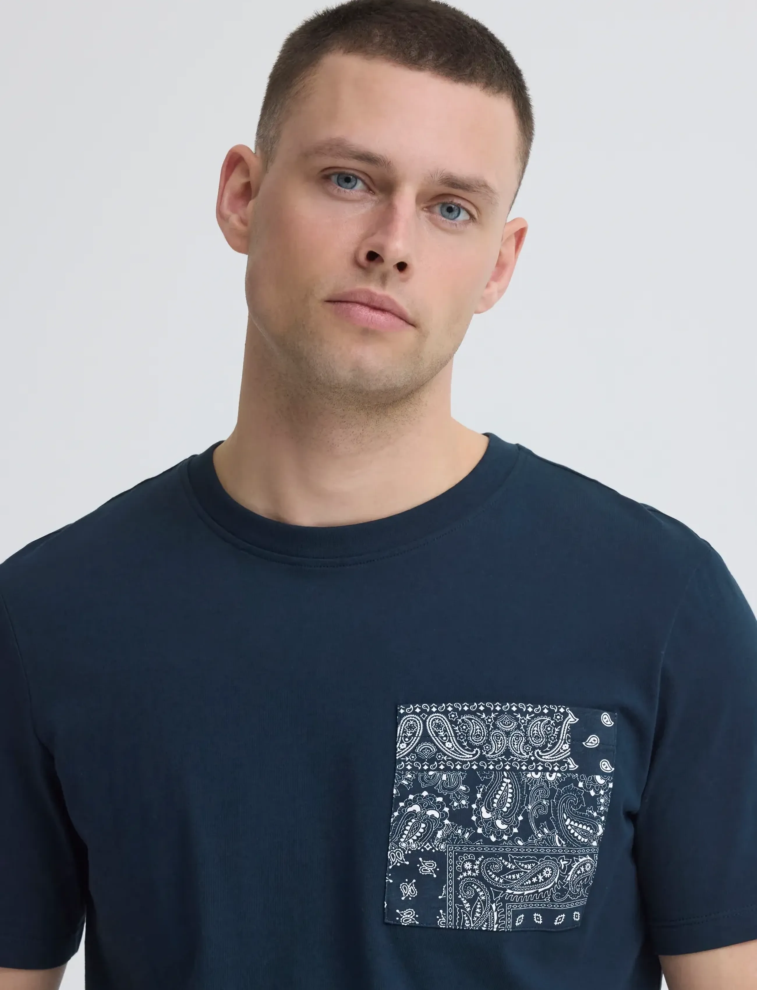 Blend - BHKALEB PRINTED POCKET S/S TEE - die niedrigsten preise - salute - 4
