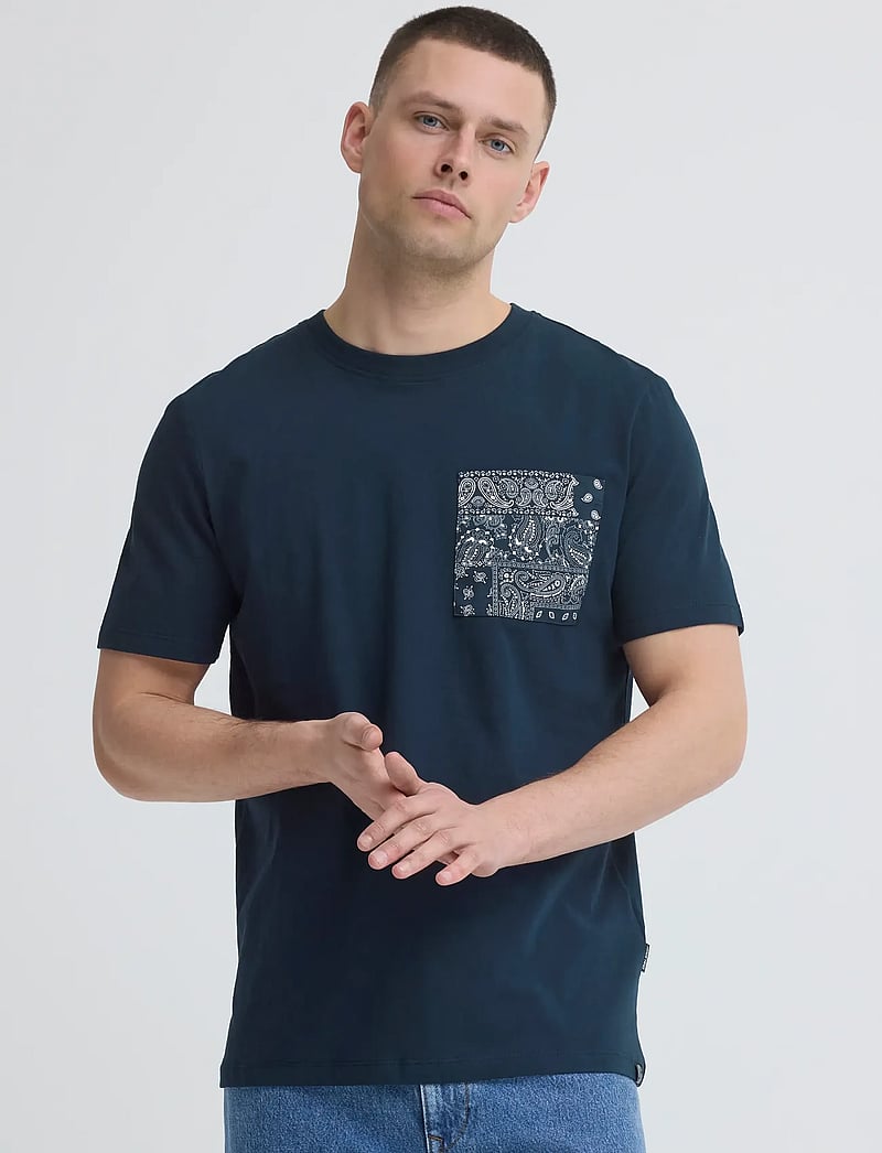Blend - BHKALEB PRINTED POCKET S/S TEE - kurzärmelig - salute - 5