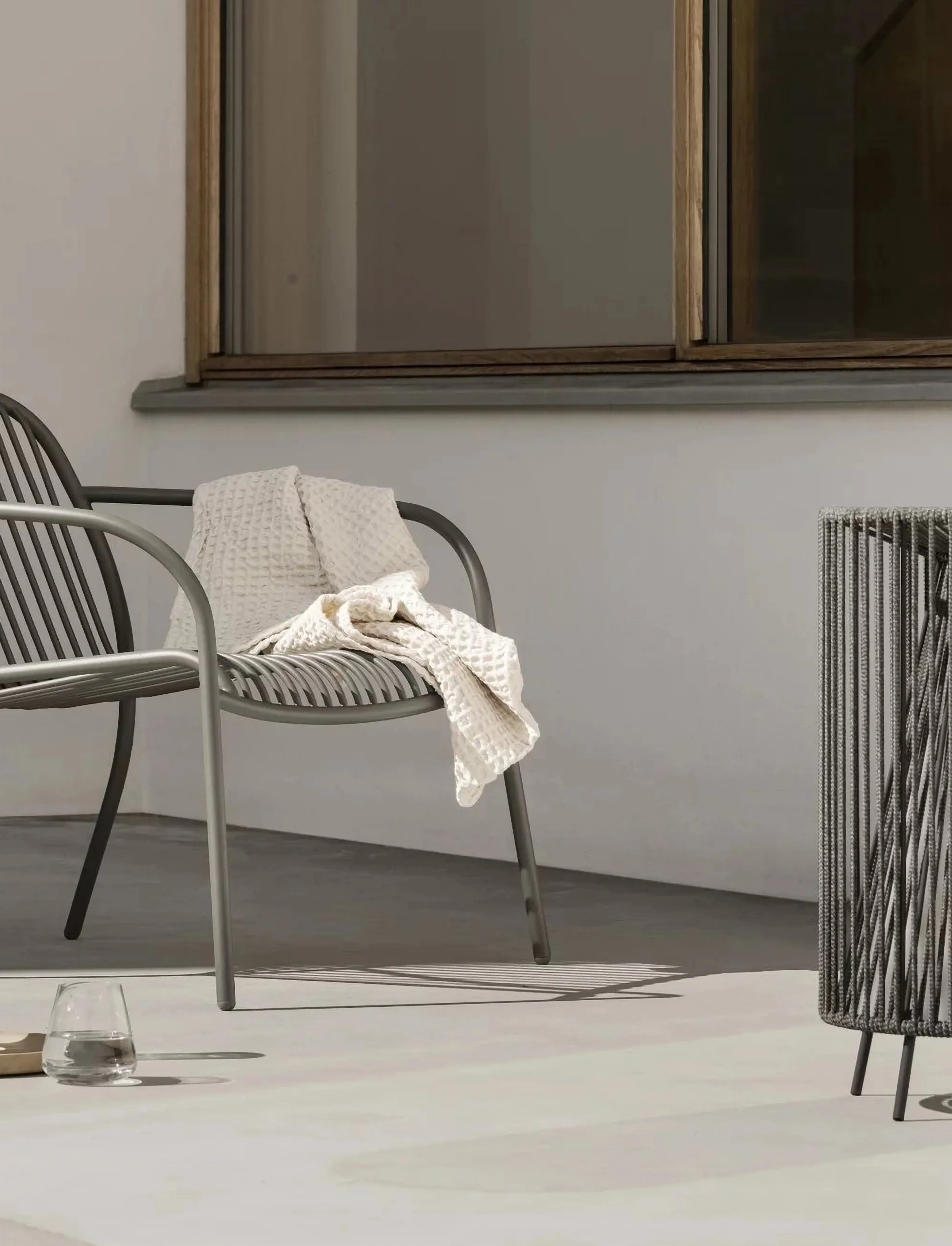 Blomus - Lounge Chair - 66 x 68 x 72 cm - YUA WIRE - Granite Grey - møbler - granite grey - 3
