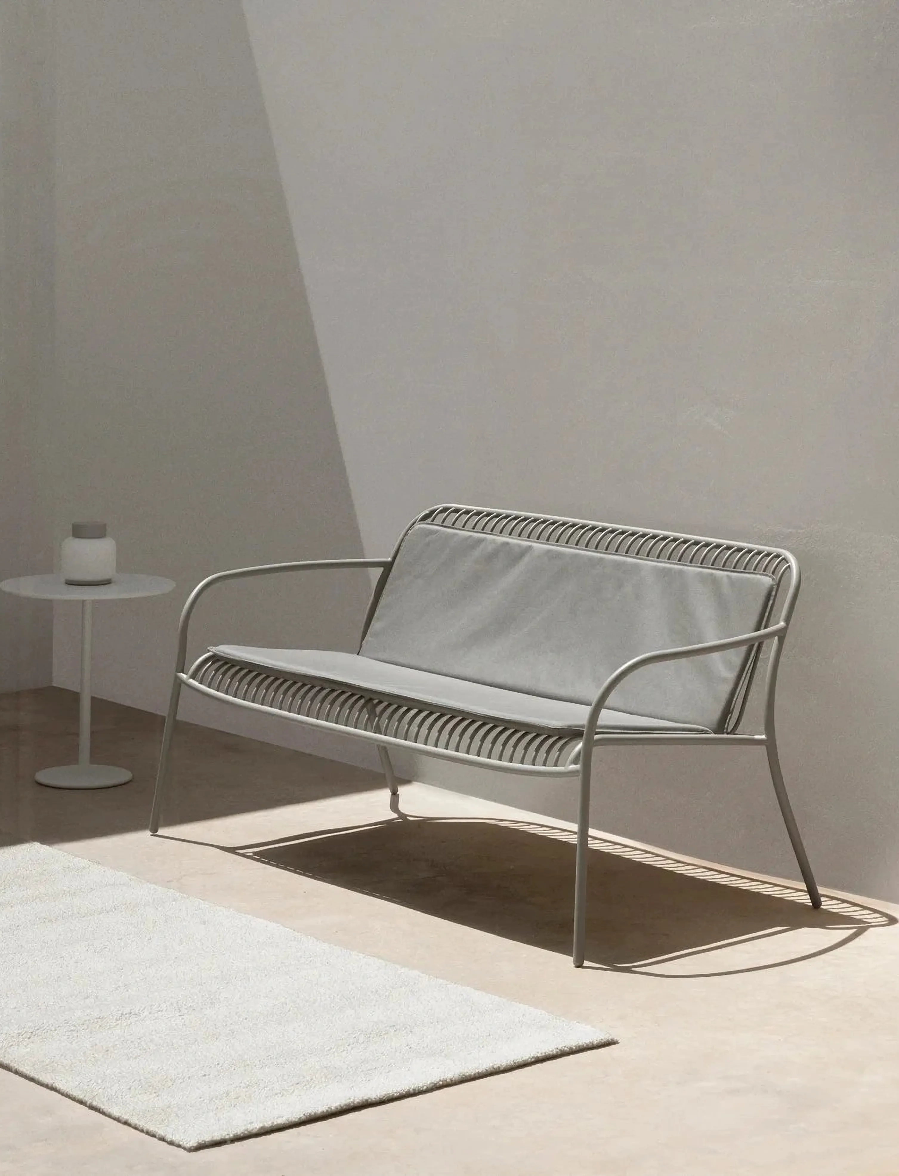 Blomus - Lounge Sofa - 66 x 134 x 72 cm - YUA WIRE - Silk Grey - möbler - silk grey - 4