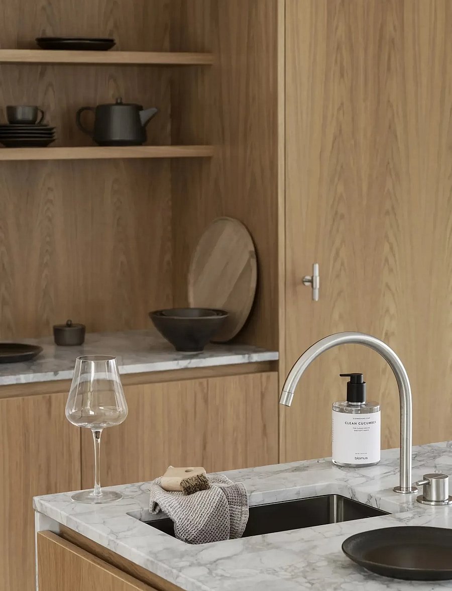 Blomus - Tray M - Ø 34 cm - OKU - Oak - tabletts - oak - 3