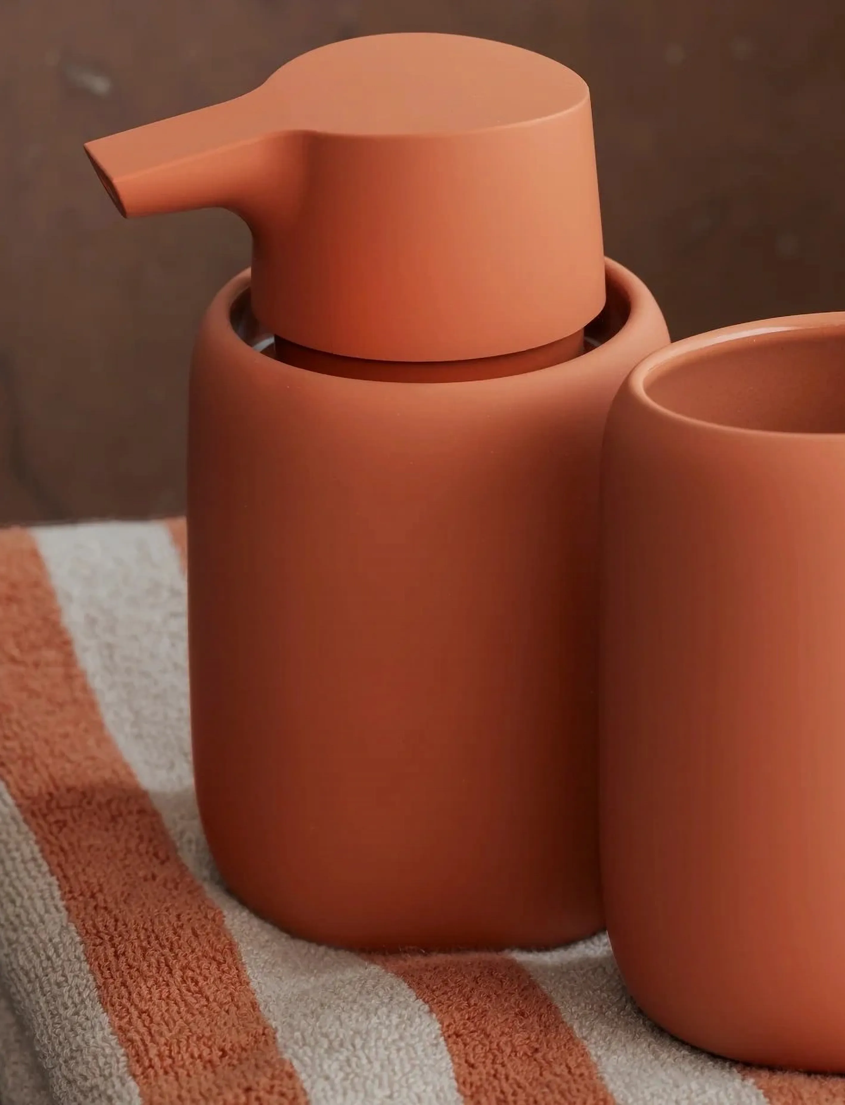 Blomus Soap Dispenser Ø 8,5 Cm, 0,25 L Sono Amber Brown, 9.6 cm, Bathroom Interior, Braun - Pumps & Cups, Homeware