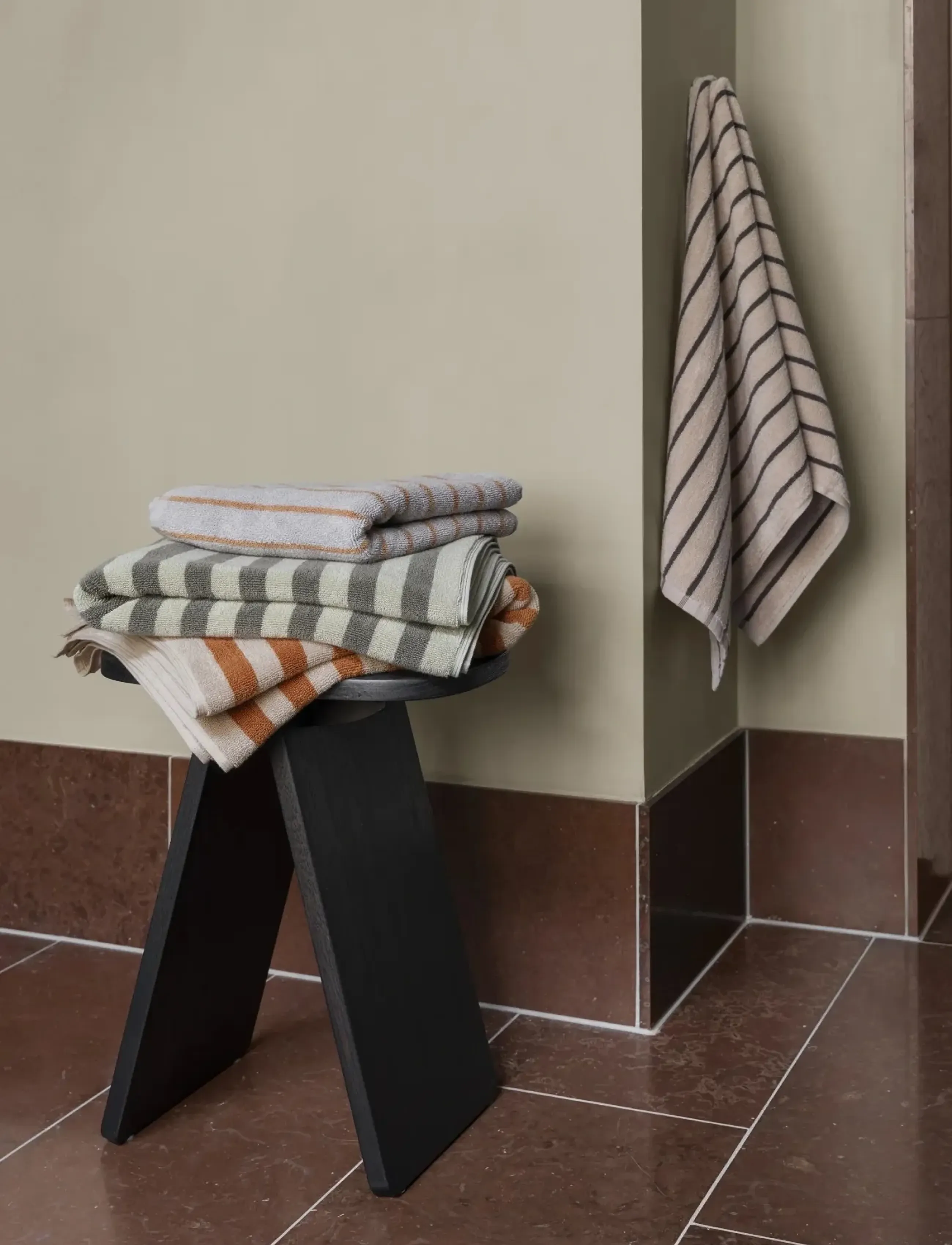 Blomus Bath Towel - 140 X 70 cm - Arto - Moonbeam/Magnet, 140X 70 cm, Grey, Håndklæder & Badehåndklæder > Badehåndklæder, Unisex