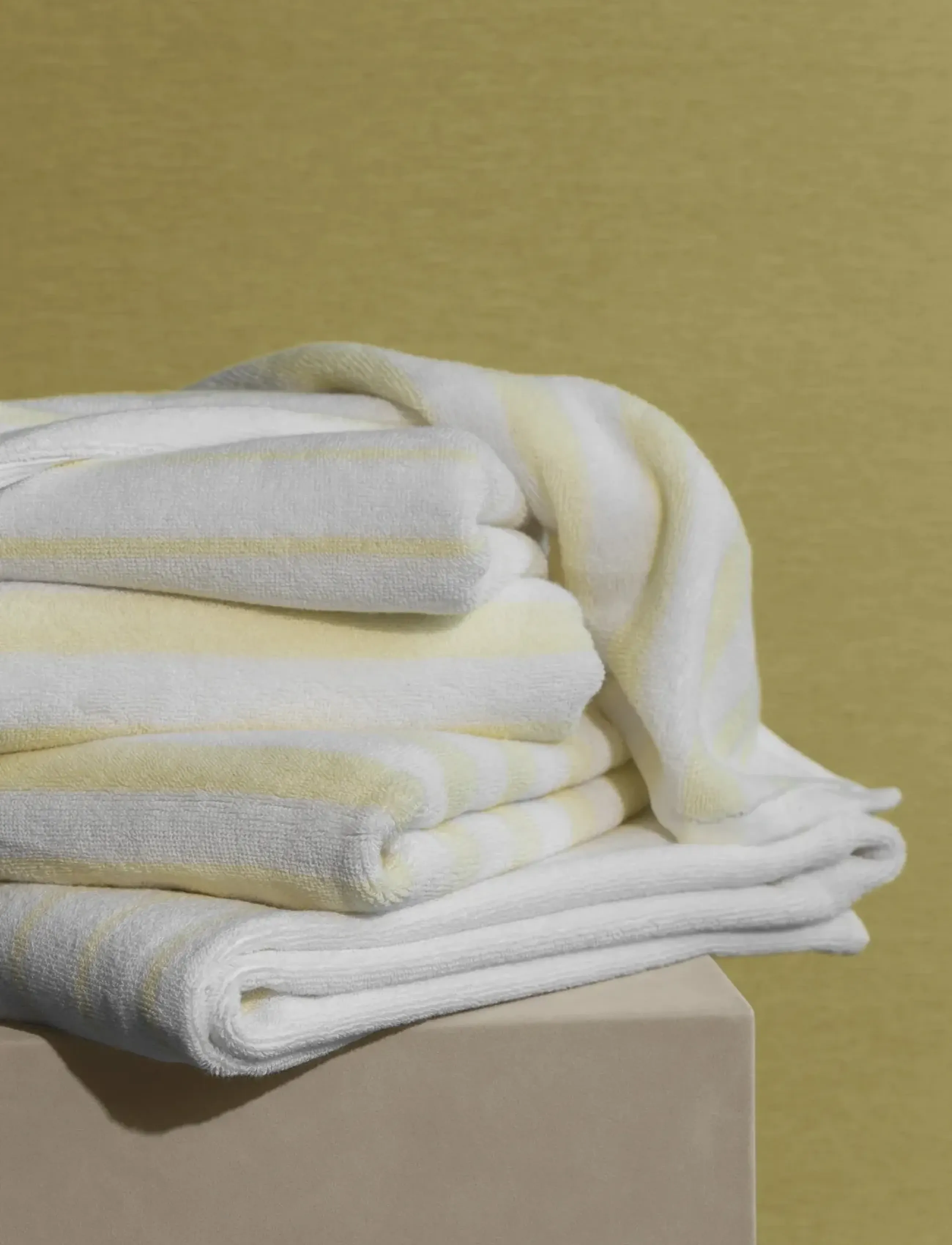Blomus - Bath Towel - 140 x 70 cm - ARTO - White/Transparent Yellow - badlakan - white/transparent yellow - 2