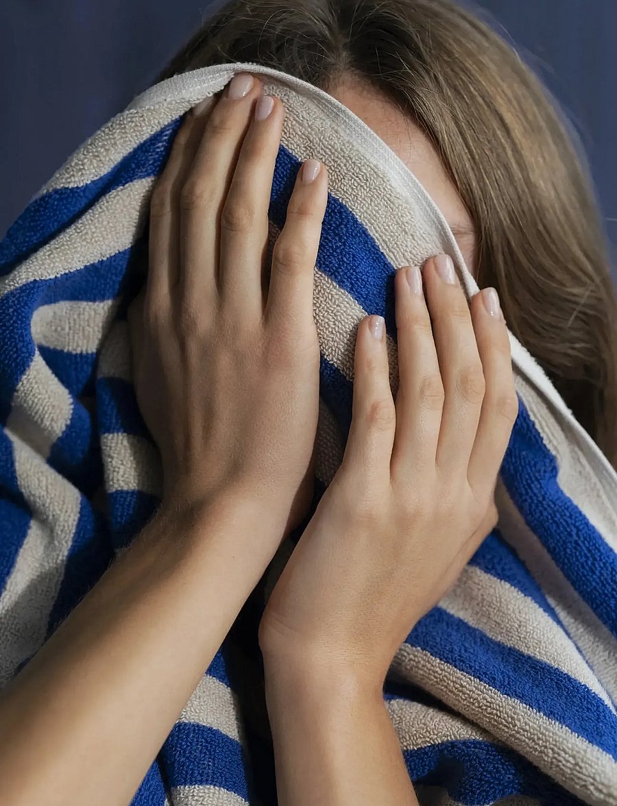 Blomus - Towel - 100 x 50 cm - ARTO - Moonbeam/Mazarine Blue - näorätikud - moonbeam/mazarine blue - 0