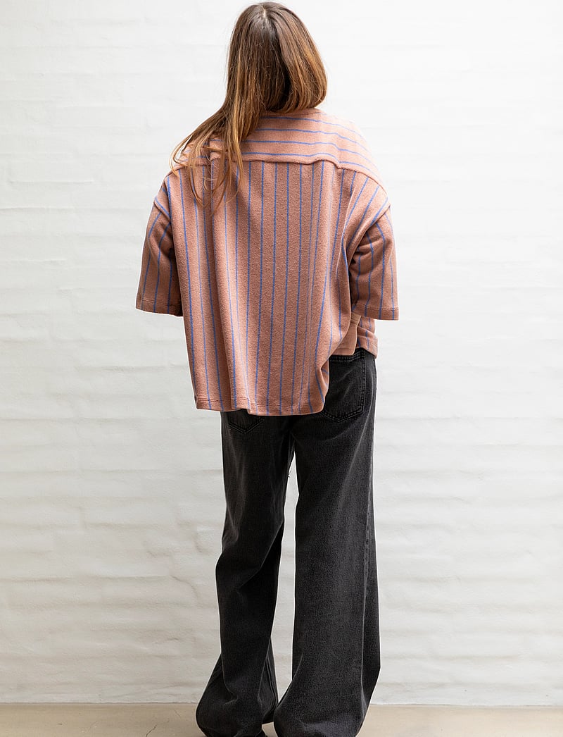 Bongusta - Naram Oversized Shirt - overshirts - camel & ultramarine - 2