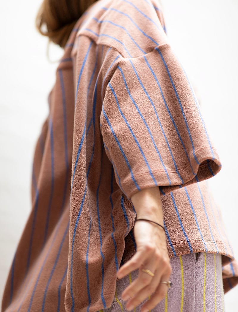 Bongusta - Naram Oversized Shirt - overshirts - camel & ultramarine - 4