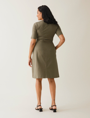 Boob - A dress mid-sleeve - vidutinio ilgio suknelės - green khaki - 4