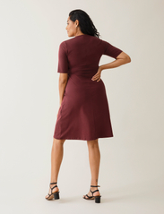 Boob - A dress mid-sleeve - midi kjoler - port red - 4