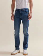 BOSS - Delaware3-1 - džinsa bikses ar tievām starām - medium blue - 1