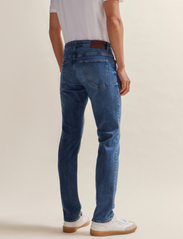 BOSS - Delaware3-1 - džinsa bikses ar tievām starām - medium blue - 5