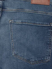 BOSS - Delaware3-1 - džinsa bikses ar tievām starām - medium blue - 8