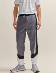 BOSS - Hadikon - sportinio tipo kelnės - medium grey - 5