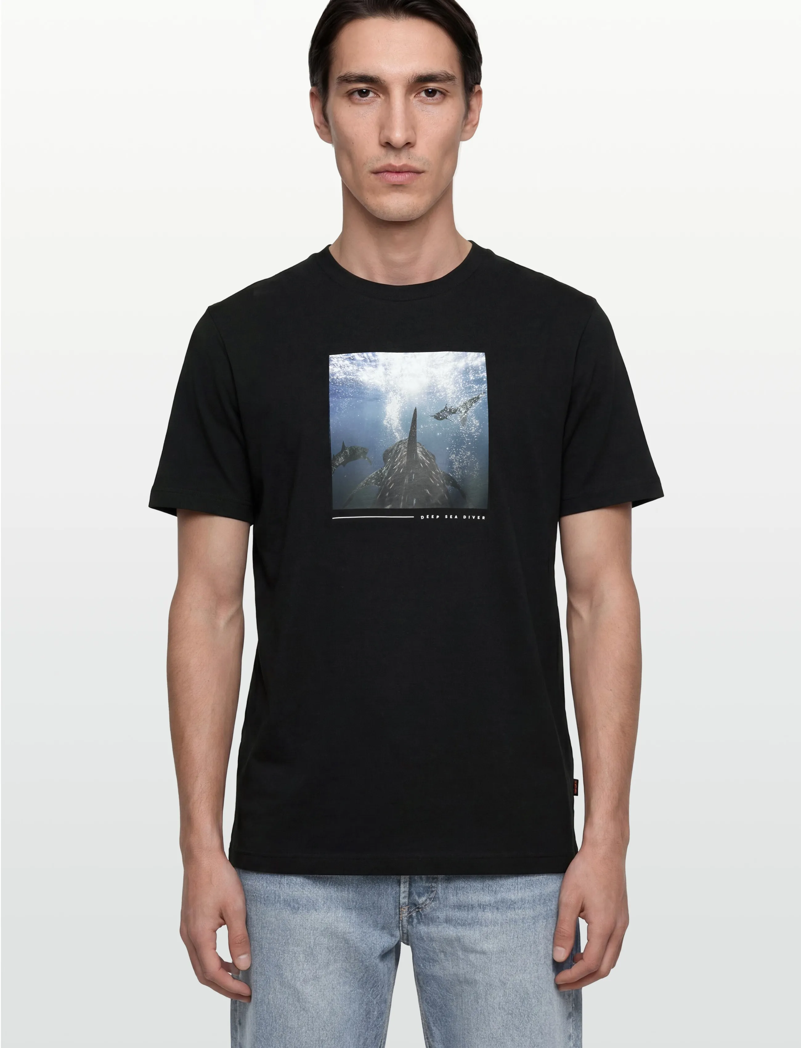 Cotton-jersey T-shirt with printed artwork 6