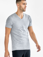 Bread & Boxers - V-Neck T-shirt - najniższe ceny - grey melange - 3