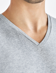 Bread & Boxers - V-Neck T-shirt - najniższe ceny - grey melange - 5