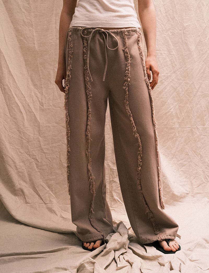 Brixtol Textiles - Kirsten Trousers Distressed - joggersid - wheat - 0