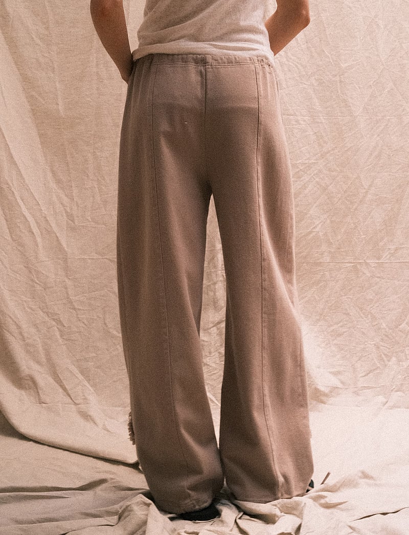Brixtol Textiles - Kirsten Trousers Distressed - joggersid - wheat - 3