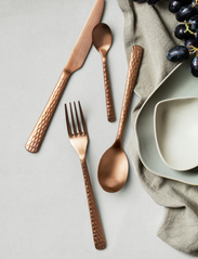 Broste Copenhagen - HUNE Cutlery set - galda piederumu komplekti - copper hammered - 1
