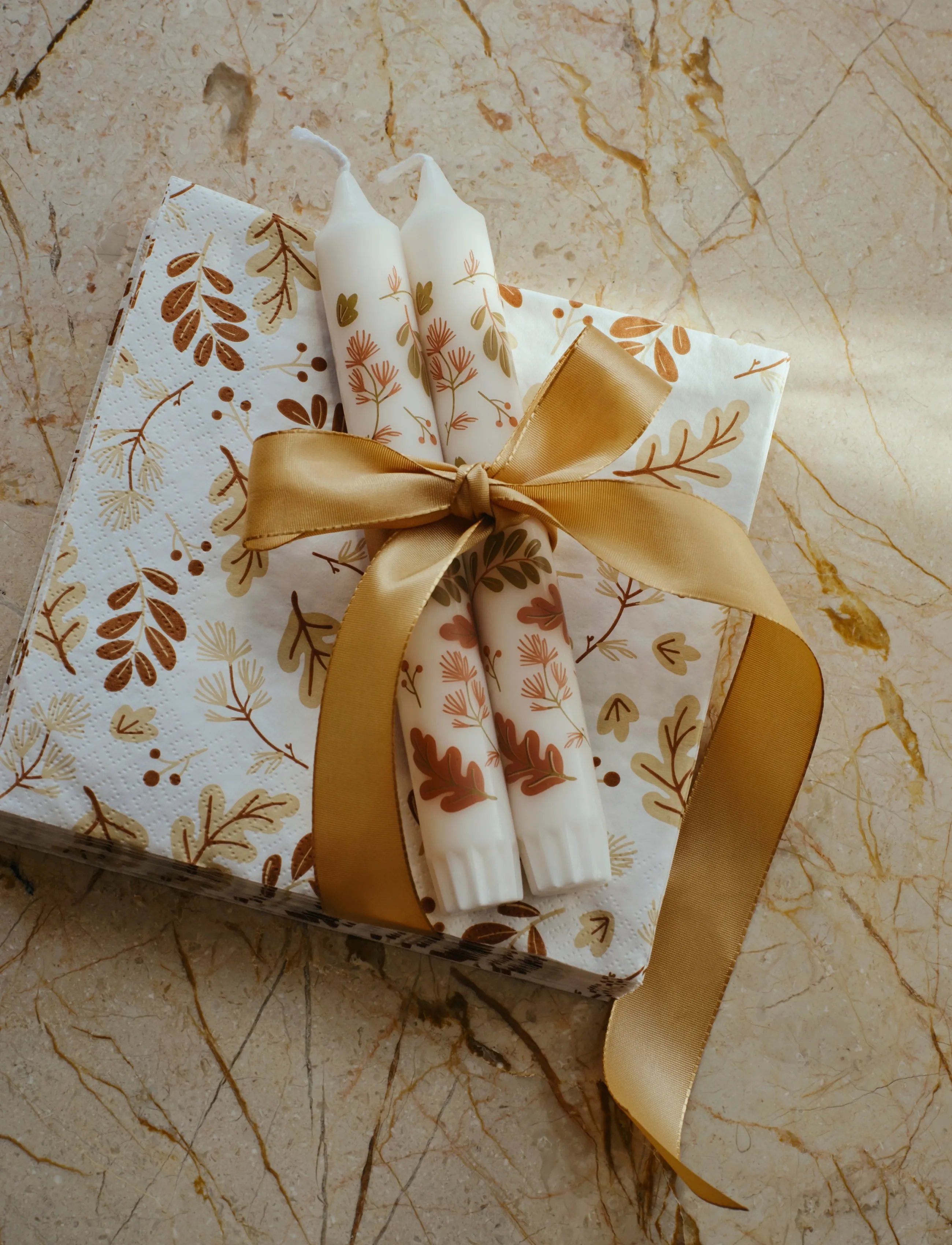 Broste Copenhagen Forest Leaves Taper Candle With Print, H 19 cm, Candles, Weiß - Block Homeware