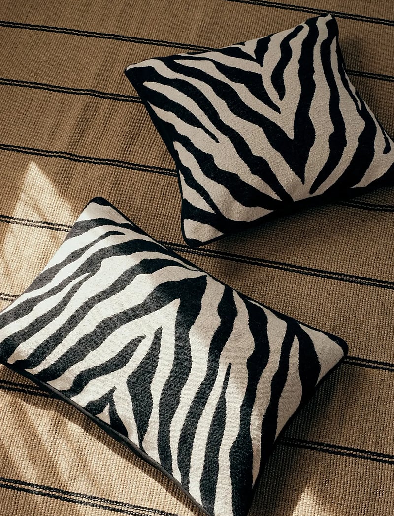 Broste Copenhagen - Zebra Cushion Cover - pudebetræk - black - 0