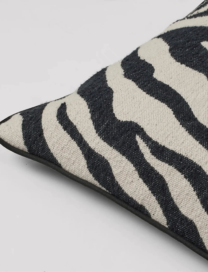 Broste Copenhagen - Zebra Cushion Cover - pudebetræk - black - 2