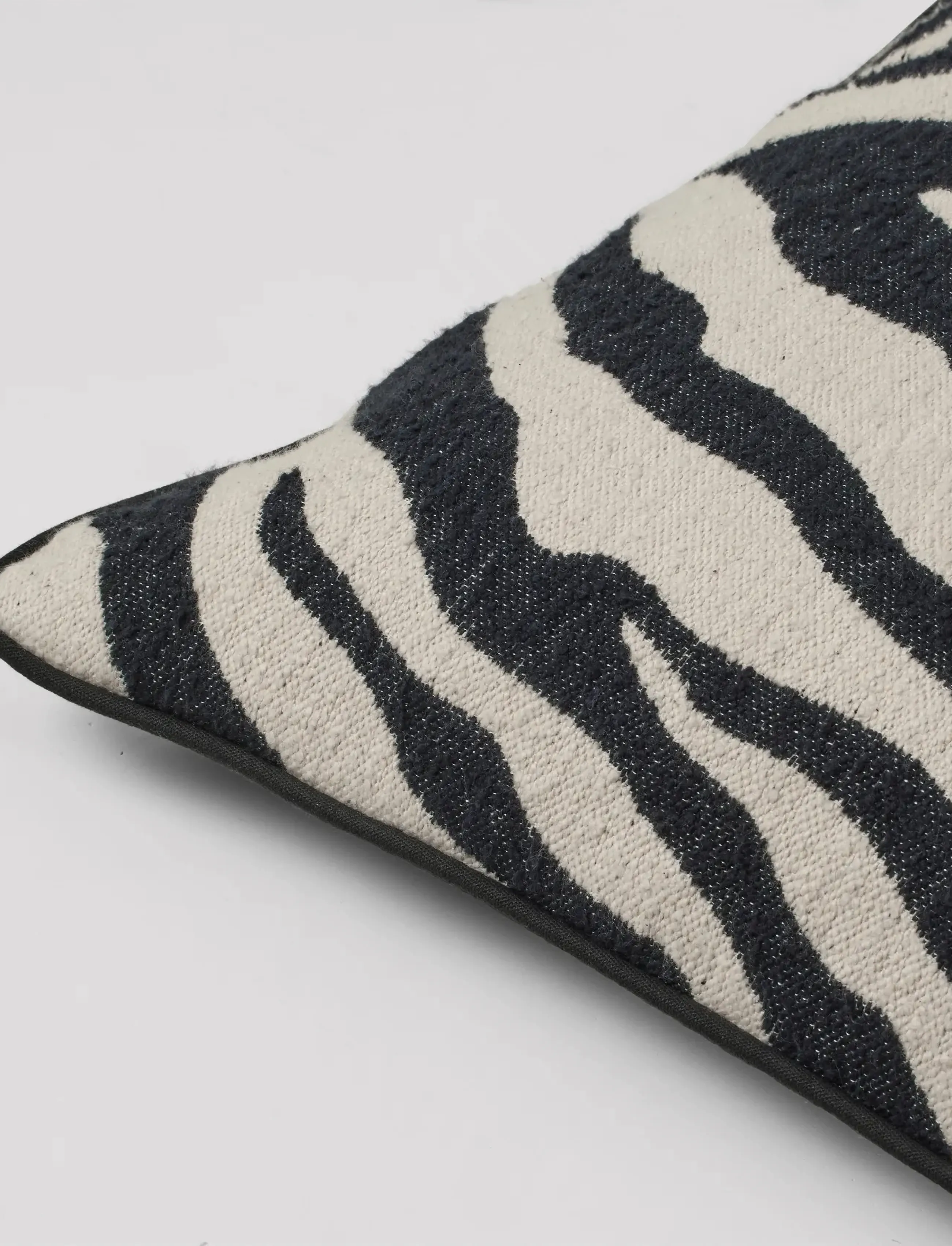 Broste Copenhagen - Zebra Cushion Cover - pudebetræk - black - 2
