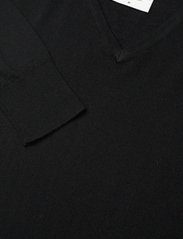 Bruun & Stengade - BS Jenkins Regular Fit Knitwear - megztinis su v formos apykakle - black - 2