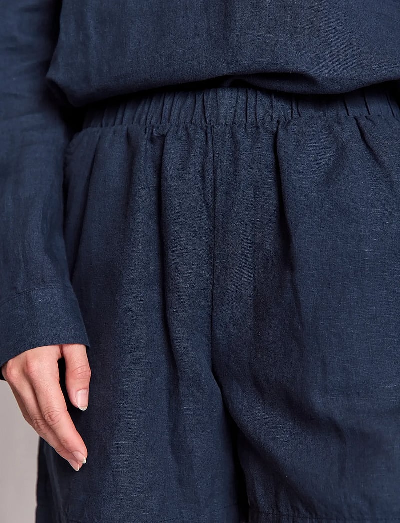 Bruun & Stengade - BS Oriana Regular Fit Shorts - linen shorts - navy - 4