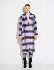 Bruuns Bazaar - Gallica Alanna coat - pitkät talvitakit - purple check - 2