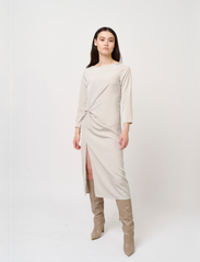 Bruuns Bazaar - Ratum Laura dress - midikleidid - chateau grey - 2