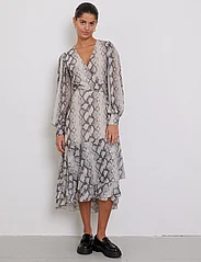 Bruuns Bazaar - PhloxBBNora dress - wrap dresses - light snake print - 2