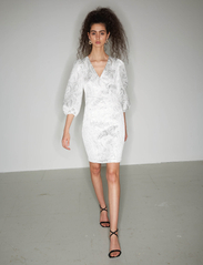 Bruuns Bazaar - MacluarBBFlorine dress - festkläder till outletpriser - white/silver - 2
