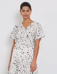 Bruuns Bazaar - AcaciaBBPhina blouse - short-sleeved blouses - paint print - 2