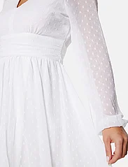 Bubbleroom - Dahlia Dotted Dress - sommarklänningar - white - 5