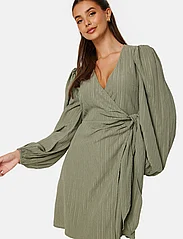 Bubbleroom - Axelle Wrap Dress - hõlmikkleidid - khaki green - 2
