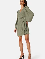 Bubbleroom - Axelle Wrap Dress - hõlmikkleidid - khaki green - 4