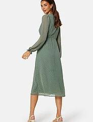 Bubbleroom - Rita Dobby Dot Dress - midi kjoler - dusty green - 3