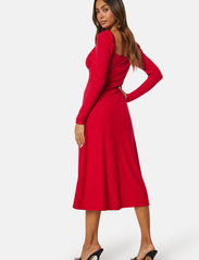 Bubbleroom - Neija Square Neck Midi Dress - festklær til outlet-priser - red - 3