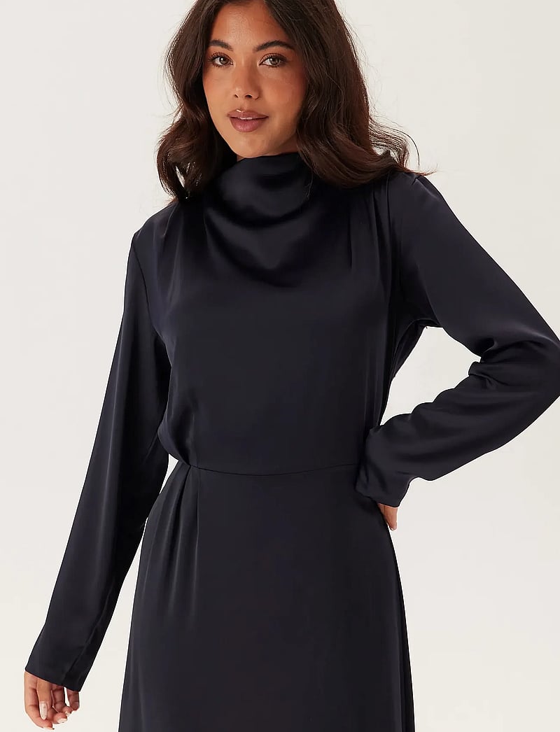 Bubbleroom - Satin High Collar Midi Dress - partykleider - navy - 4