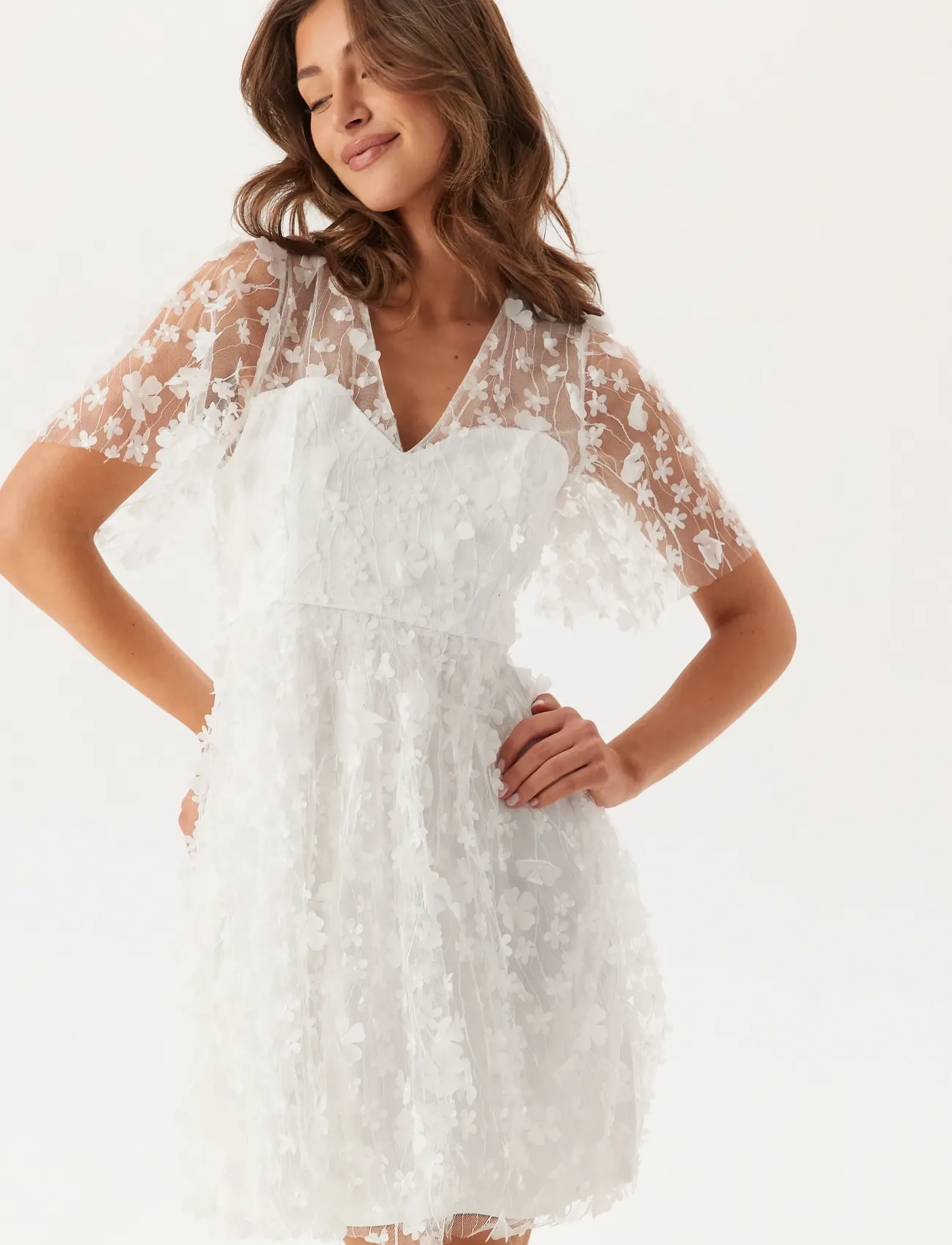 Bubbleroom 3D Floral V-Neck Dress, 38, White, Kjoler > Kort Kjole, Dame